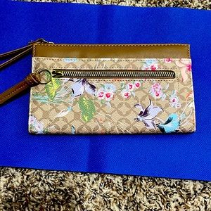 Floral Wristlet wallet with many pockets